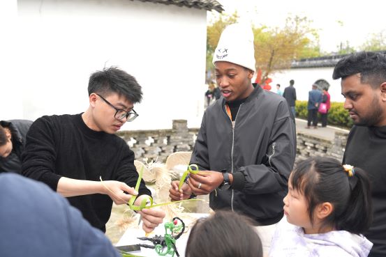 图2 留学生谭科学习棕榈编织.jpg